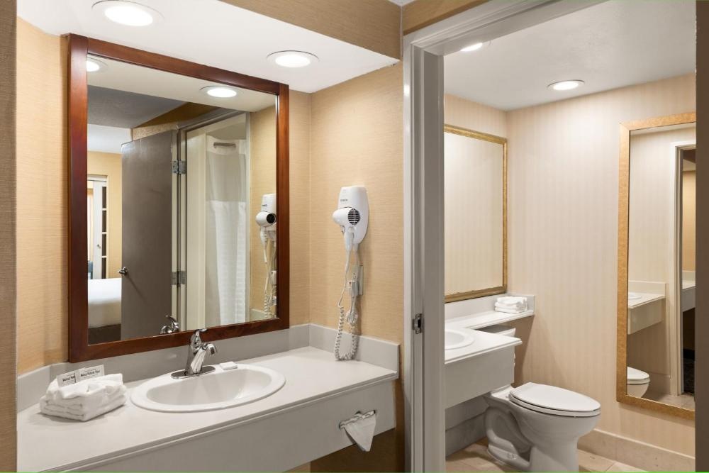 Anaheim Portofino Inn & Suites Image 6